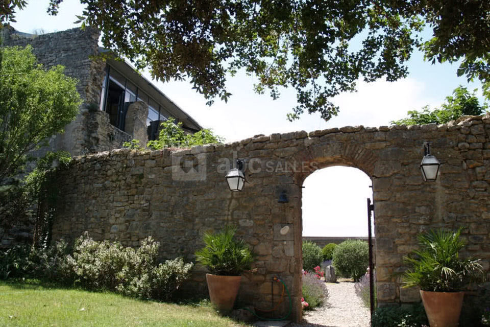 Entrée dans la cour italienne et mur d'enceinte