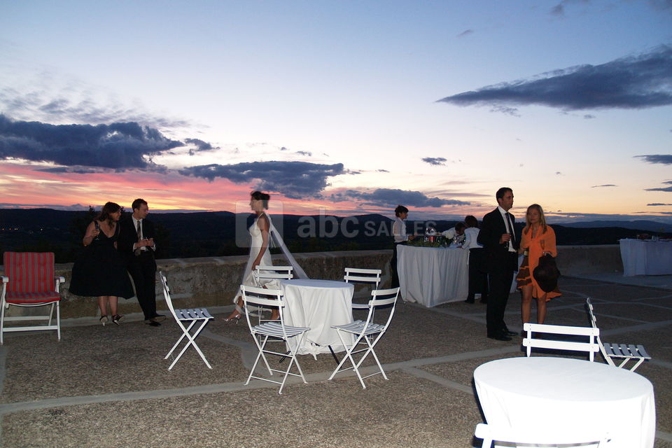 Cocktail sur la terrasse et coucher de soleil
