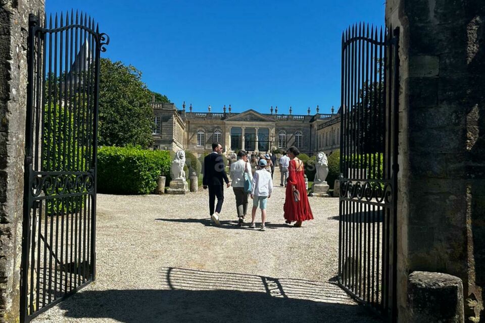 COUR D'HONNEUR POUR ACCEUIL DES CONVIVES