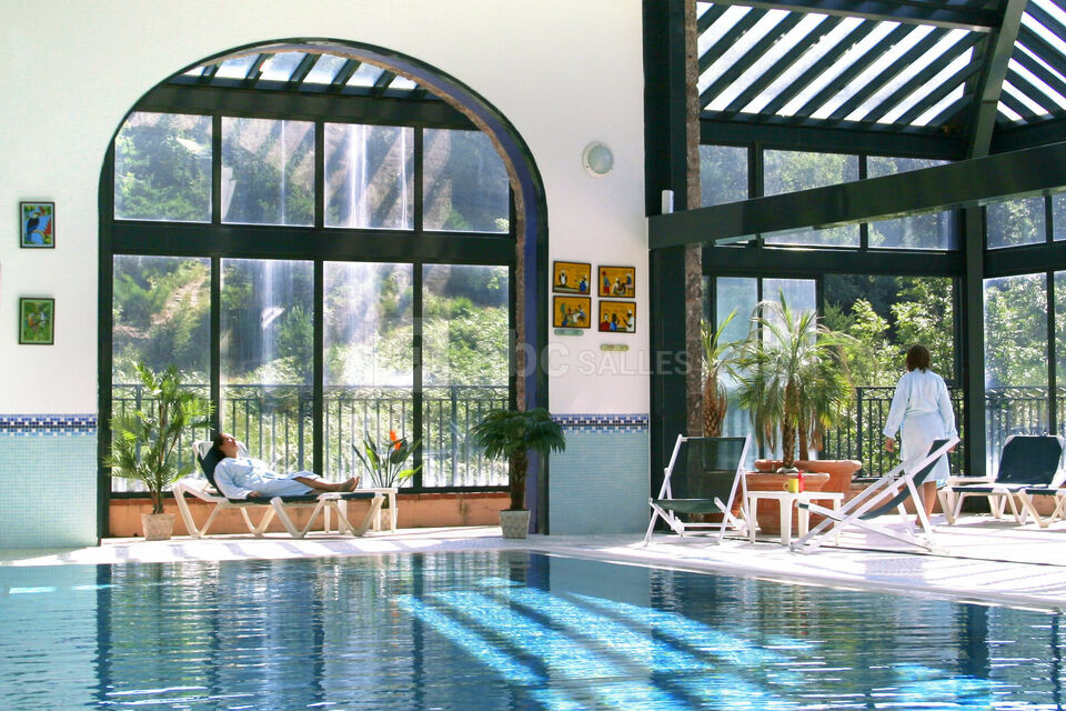 Piscine couverte et chauffée dans le spa