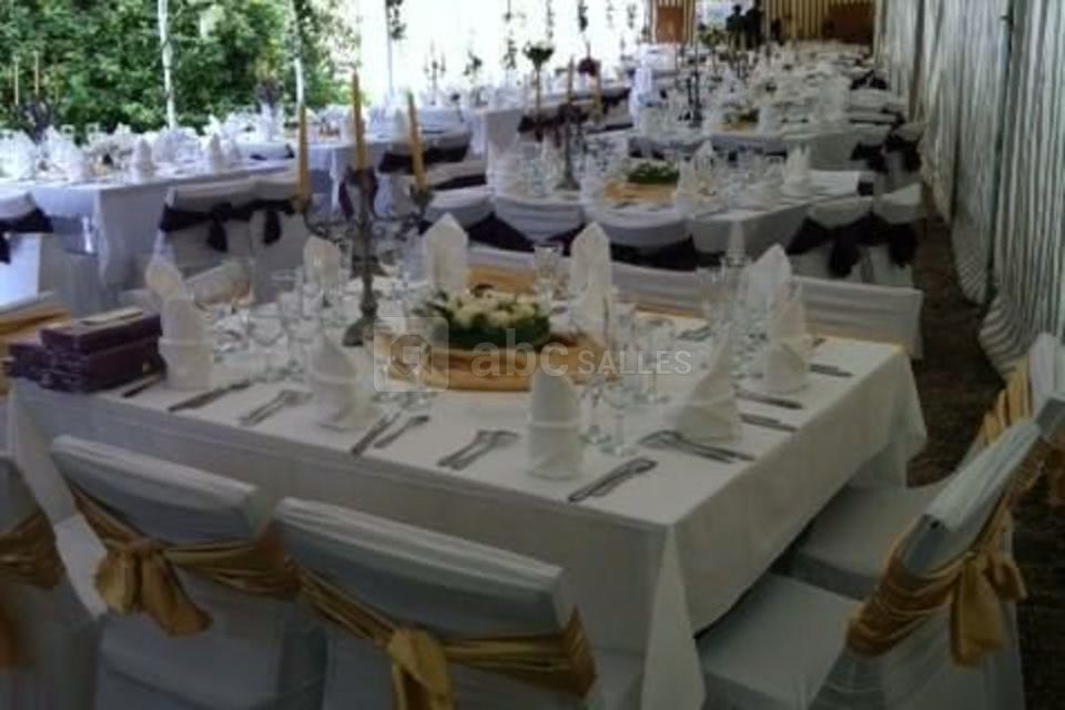 Sous la tonnelle face au chateau