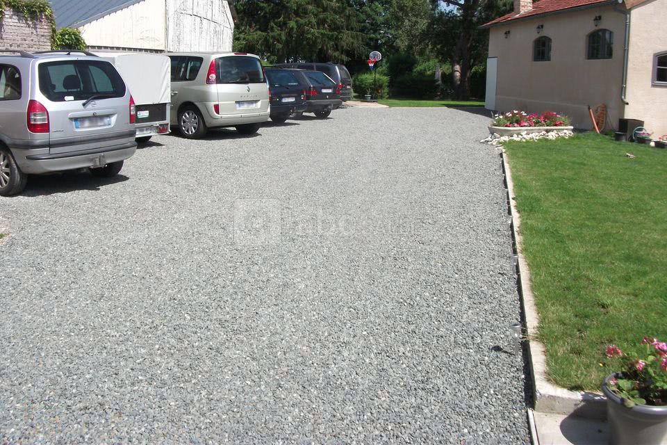 Le parking de 10 places plus une place pour une limousine