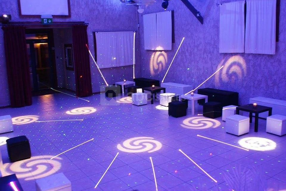 La salle de réception entièrement équipée en son et lumière