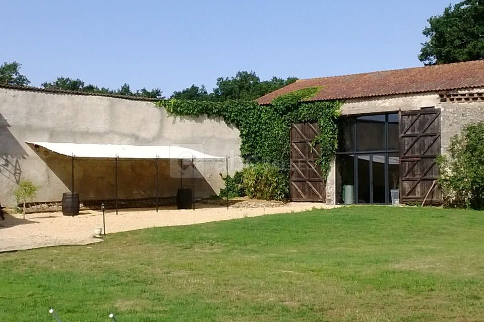 Pergola et entré de la salle