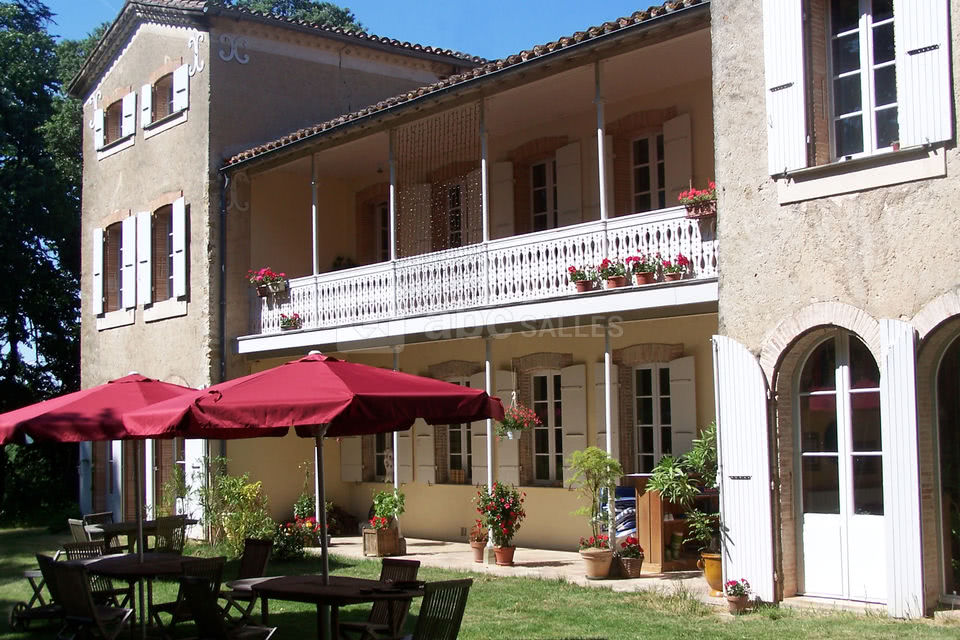 La façade de la maison principale