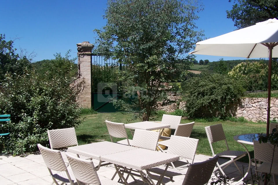 La terrasse devant le chai voûté