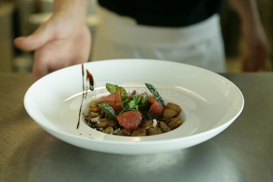 Boeuf confit, pétales de basilic, jeunes girolles
