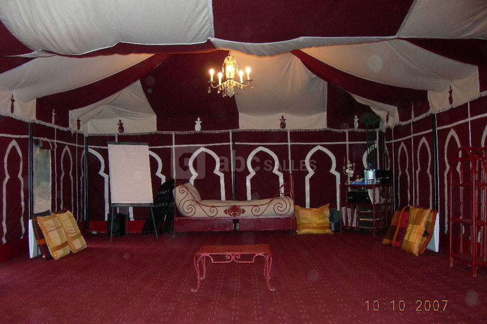 Vue intérieure de la salle de réception : chapiteau marocain