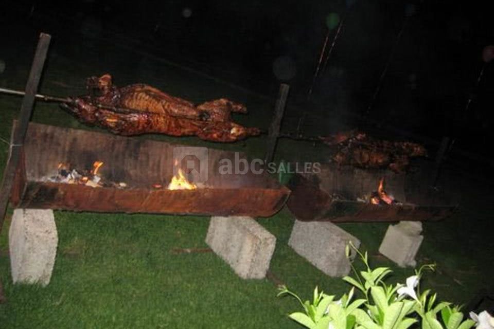 Cochon grillé à la broche
