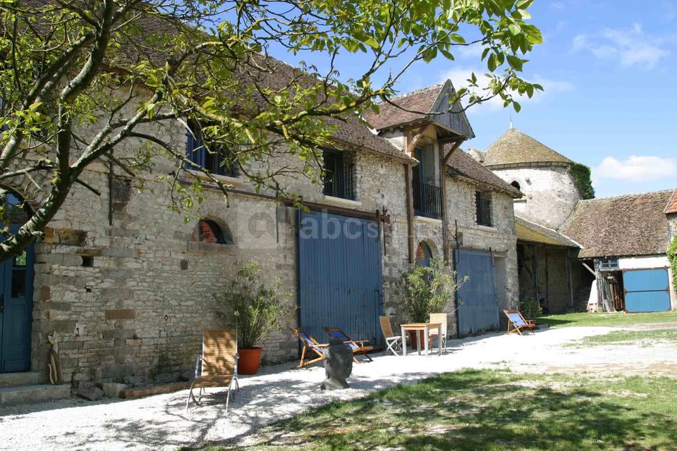 Ferme de la haute maison - ses chambres d'hôtes et sa tour de guet du 14ème siècle