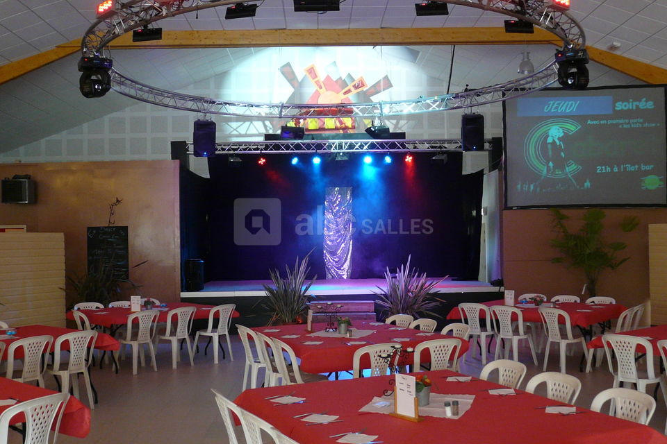 Salle de réception avec scène et écran géant