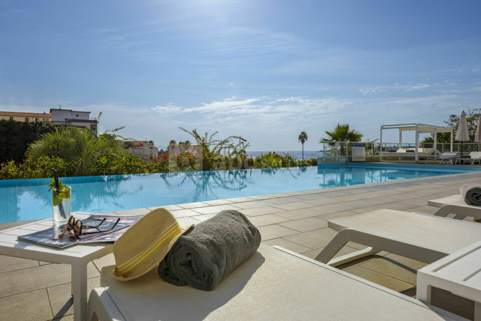 Piscine chauffée et vue mer
