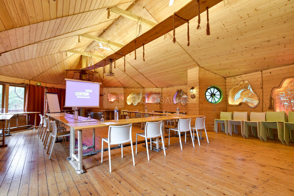 Salle dans les arbres