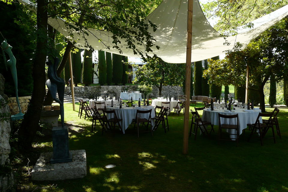 Terrasse aux magnolias sous voile