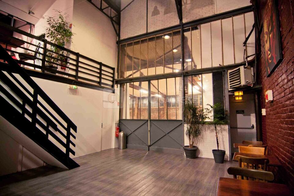 Salle verrière en bas le soir