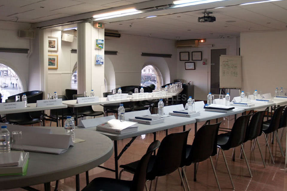 Salle en mode réunion de travail