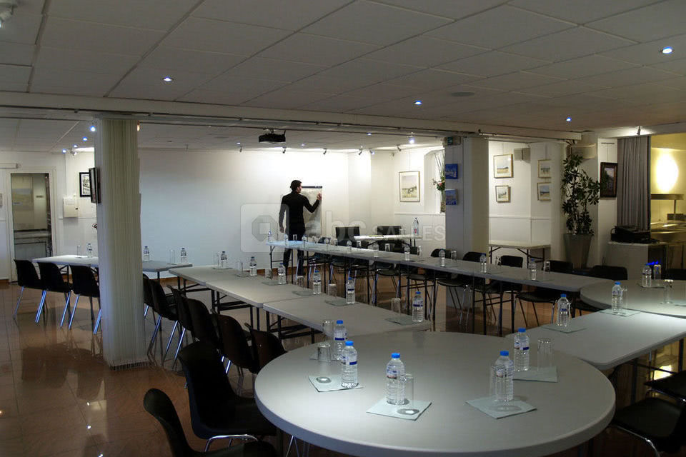 Salle en mode réunion de travail