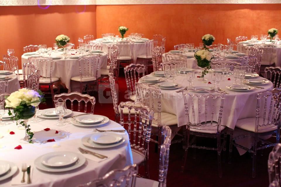 Tables préparées pour le repas
