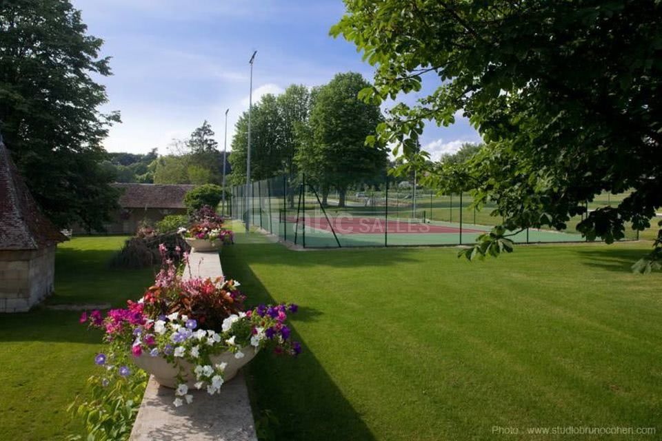 Le court de tennis