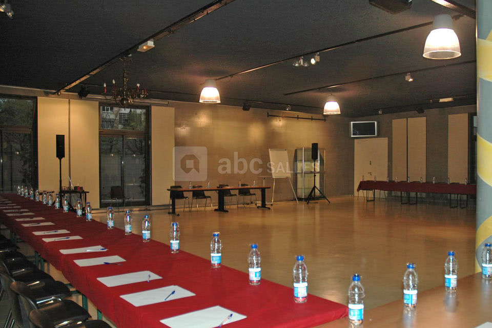 Salle en u pour 65 participants