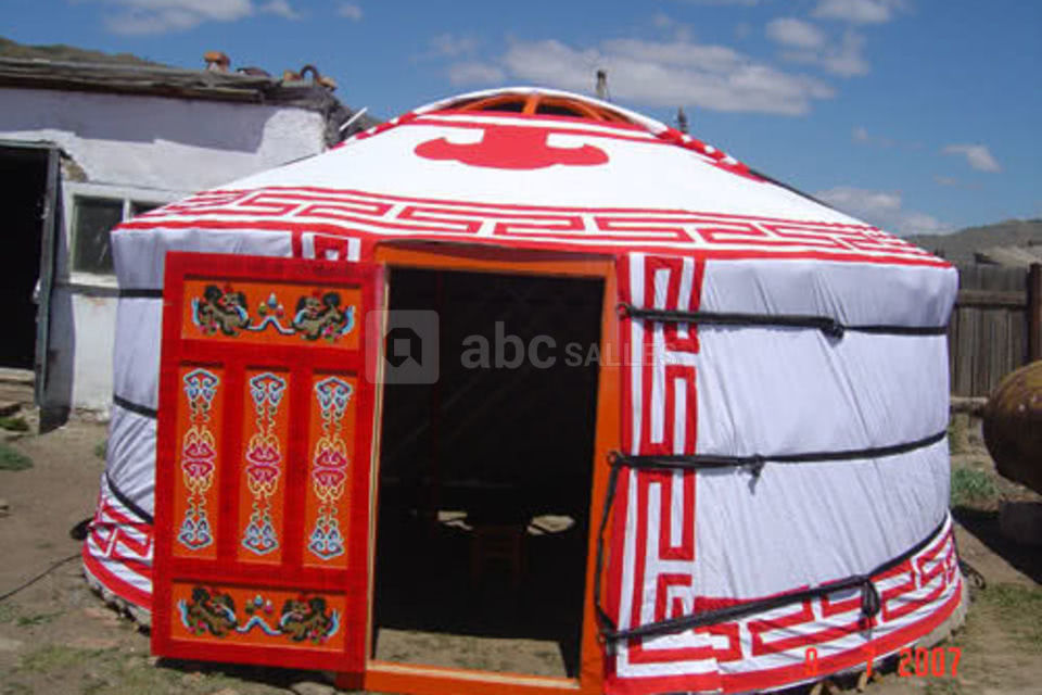 La yourte mongole installée sur son pont