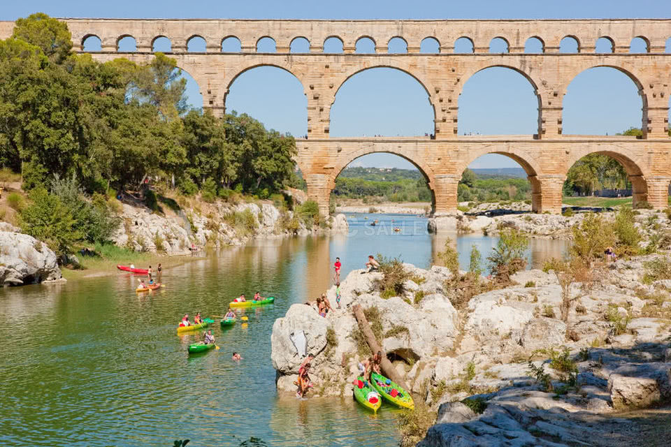 Canoe sous le pont du gard