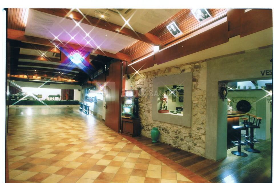 Salle bordeaux et petit pub année 60
