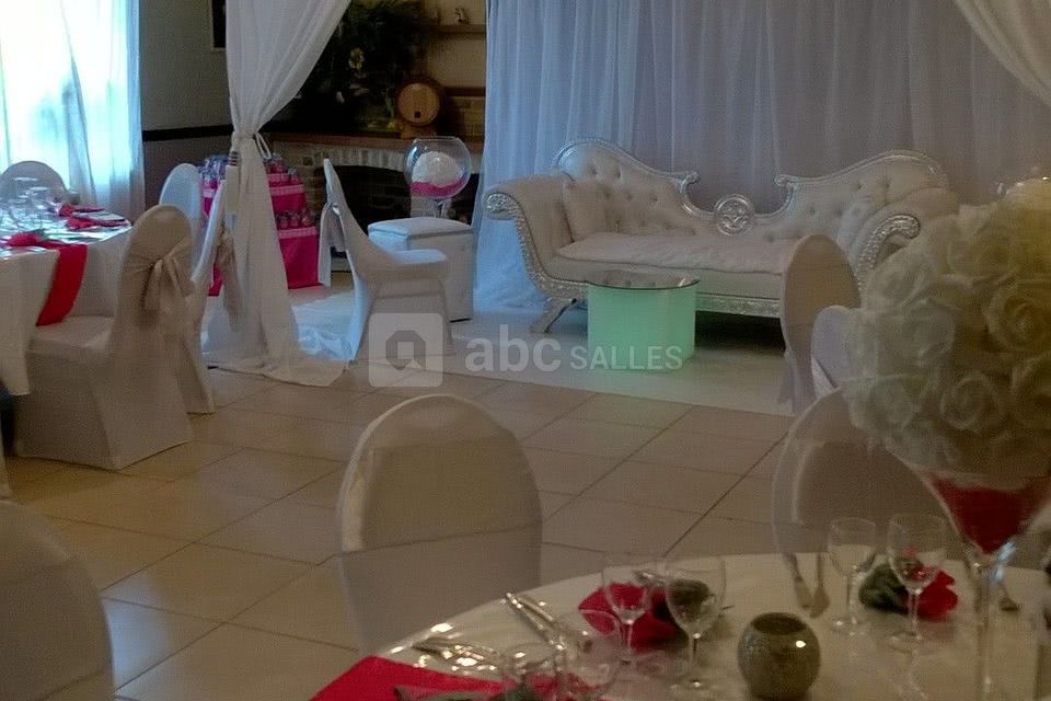 Table ronde et housse de chaise