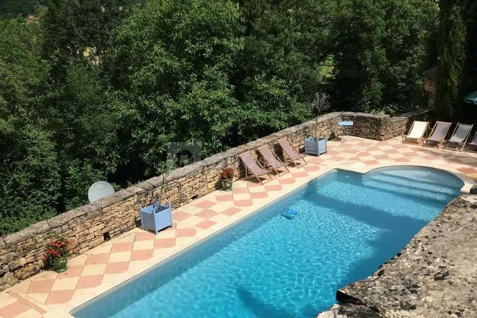 La piscine réservée aux mariages et aux gîtes