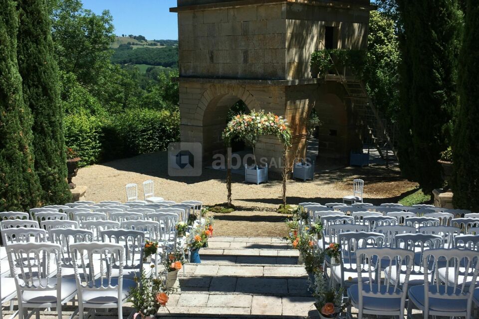 La descente vers le Pigeonnier : escalier avec larges marches pour 170 chaises