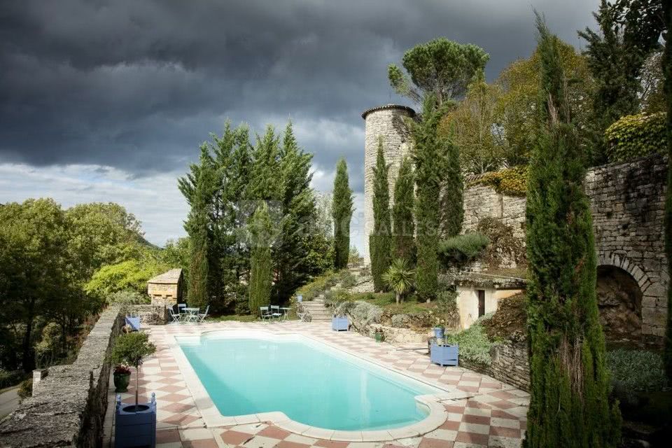 La piscine réservée aux mariages et aux gîtes