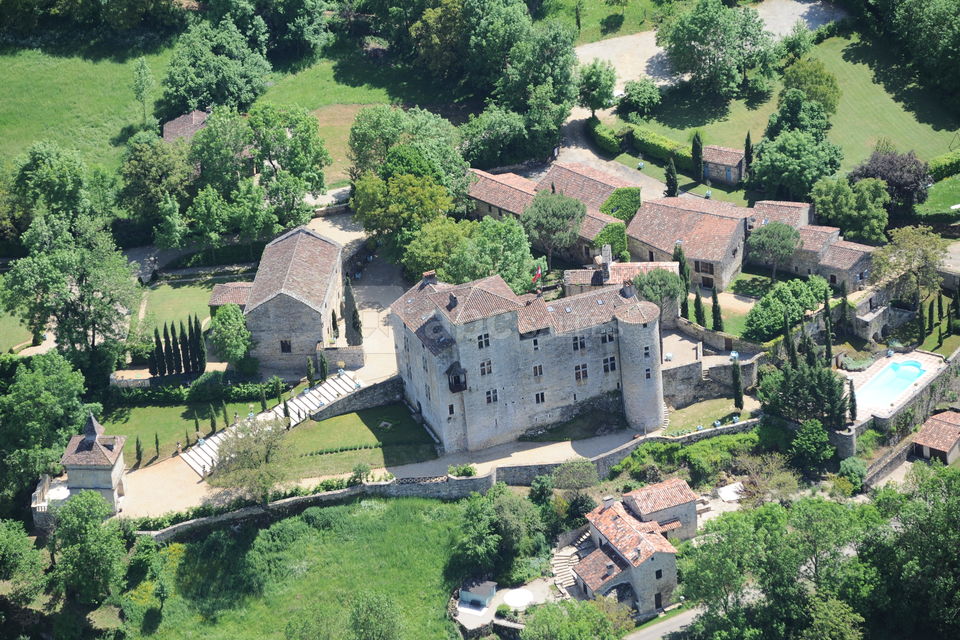 Le château de Cas , ses gîtes avec piscine , parkings et plusieurs jardins