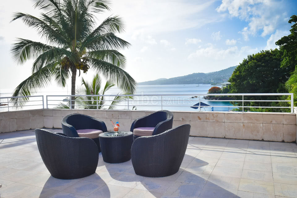 Une terrasse surplombant la mer des Caraïbes