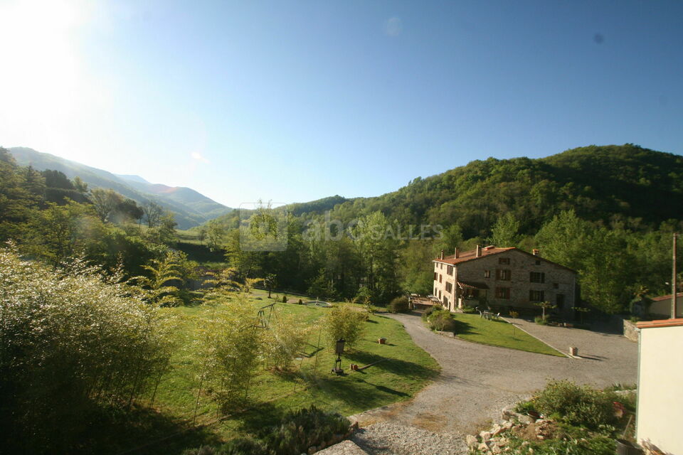 Mas Manyaques dans son écrin de montagnes