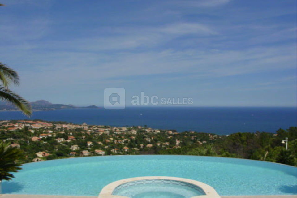 La piscine et vue panoramique sur la mer