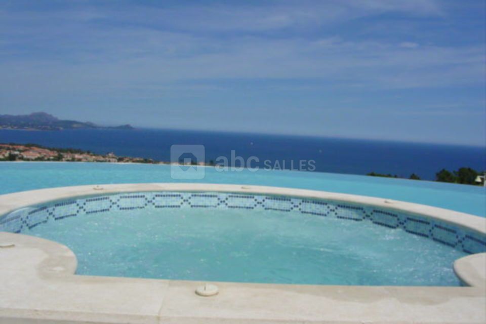La piscine et vue panoramique sur la mer