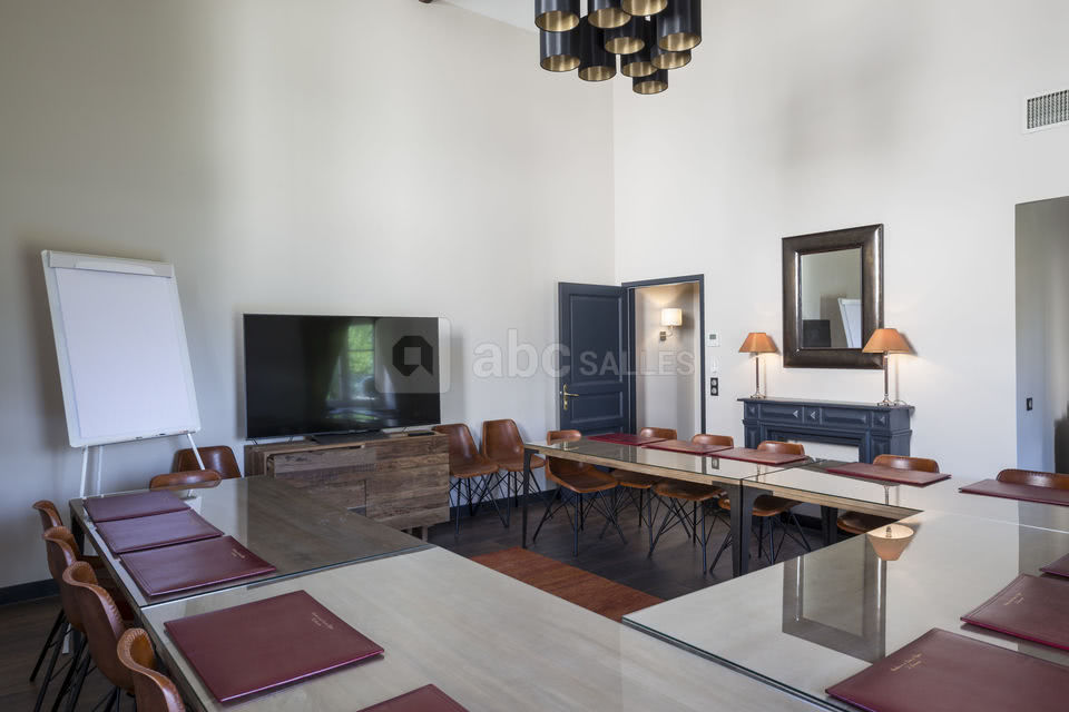 Avec sa salle toute équipée...