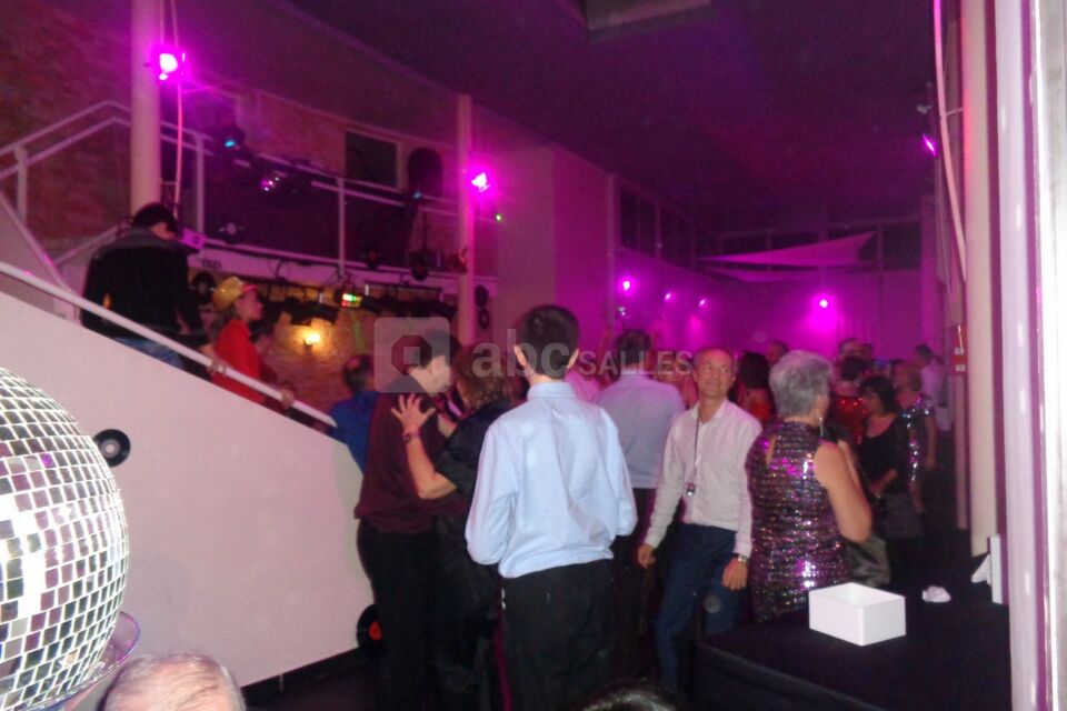 Soirée dansante dans verrière