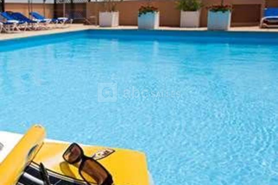 Piscine et solarium