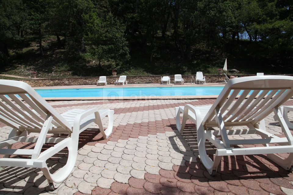 Au bord de la piscine