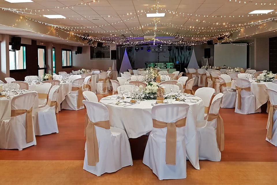 Mariage dans la salle de réception à Mané Guernehué