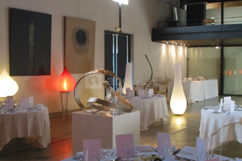 Dîner-exposition salle brun