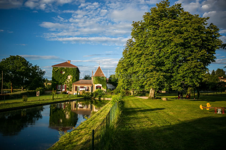 Parc avec plan d'eau