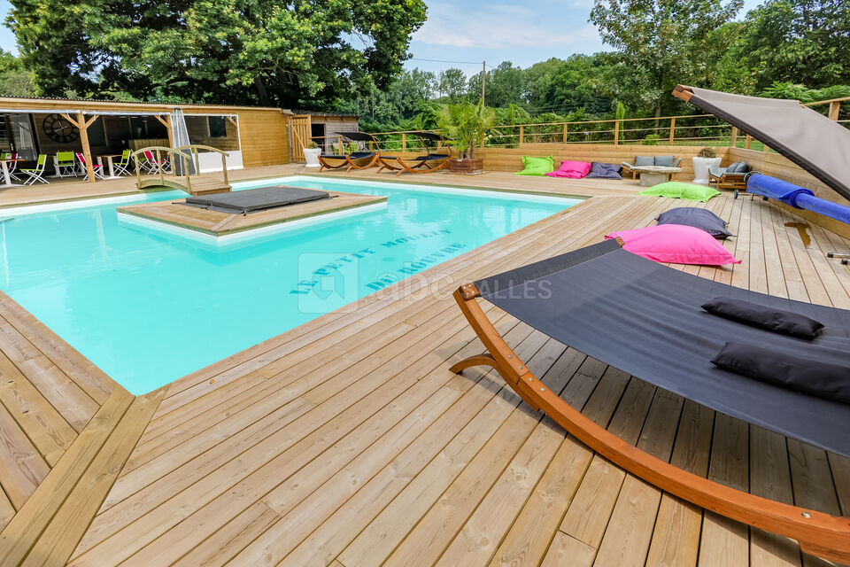 Piscine extérieure et espace détente
