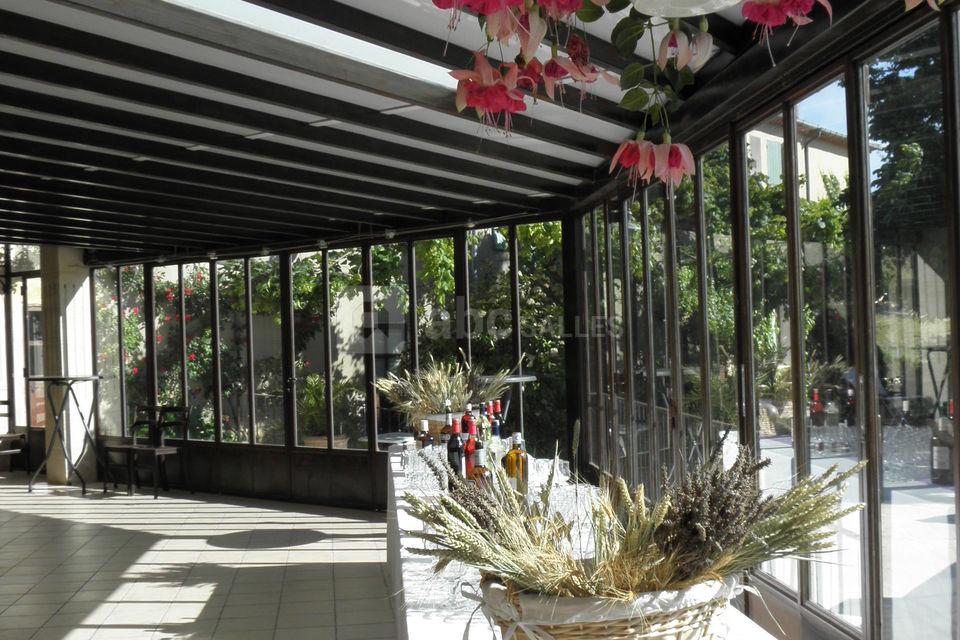 Buffet sous une verrière