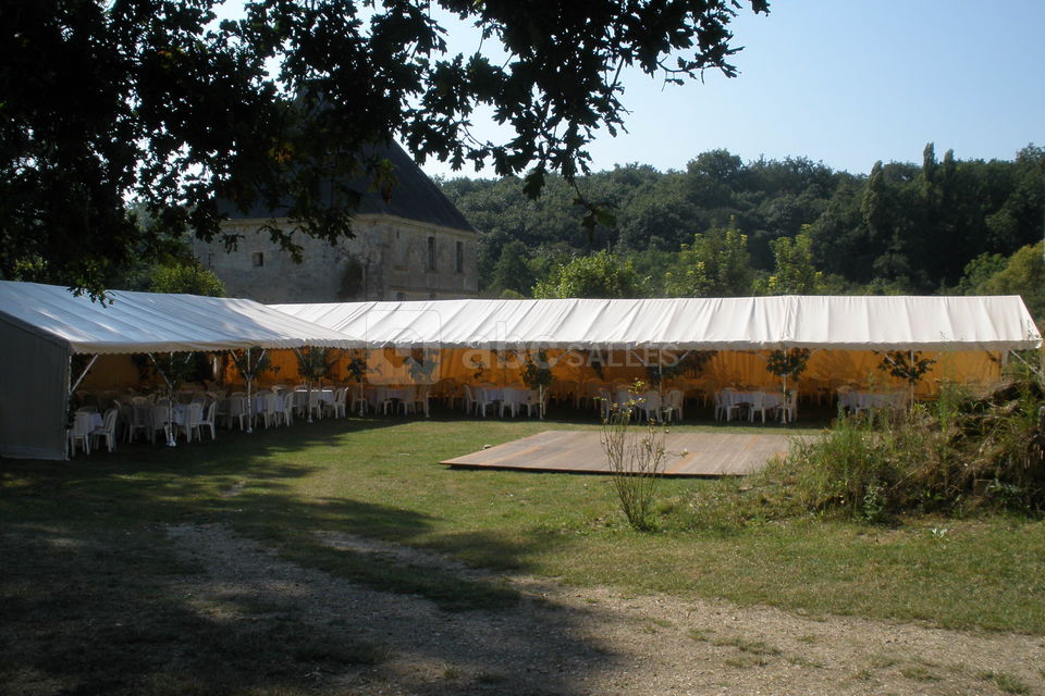 Installation de tentes dans le cloître