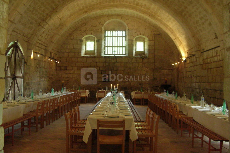 La grande réserve avec tables longues