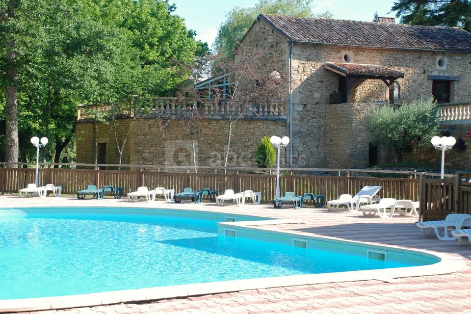 Le moulin de surier, la piscine et le moulin