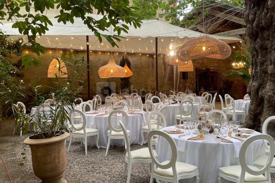 Soirée dans la cour du Château sous le platane bicentenaire attenante à la salle de réception