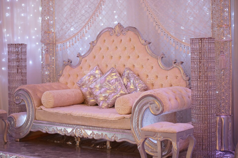 Au Palais de la Reine